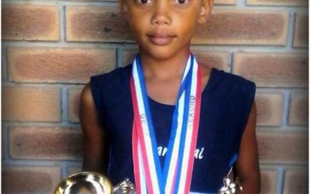 Die tingerige klein Joy Hans (8) het almal verbaas toe sy twee 12 jaar oue rekords laat spat het in die dogters o/9 60m en 80m.  Joy, ‘n Gr 2 leerder,  kwalifiseer nou vir die tweede fase van die atletiekseisoen - die Walkerbaai Interskole atletiek waar sy teen die bestes in die Overberg gaan meeding.