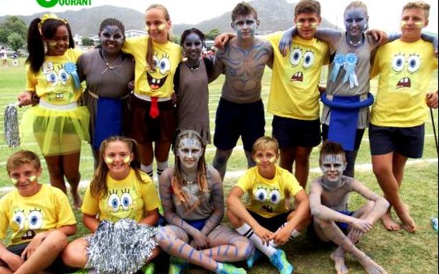 Die Blouspan (B) en die Geelspan (G) se dirigente tydens Laerskool Gansbaai se Kleure-atletiek het geskitter in hul tema-uitrustings en was baie vriendelik met mekaar. Voor van links Christof Dahl (G), Nadine Groenewald (G), Anrie van Niekerk (B), AJ Bosch (G) en Gavin Middleton (B). Agter vlnr Casey Foster (G), Jay-Andra Peters (B), Monique Hugo (G), Jaydene Pieterse (B), Veno van Vuuren (B), Charl Eksteen (G), Kyra van Niekerk (B) en George Groenewald (G). Kristin Wolfaardt (B) verskyn nie op die foto nie.   