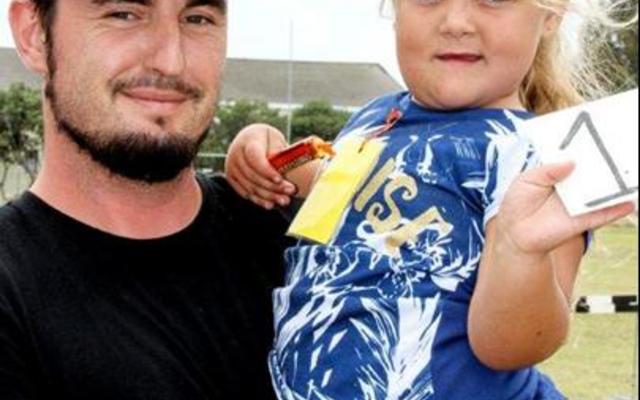 ‘n Trotse pa, Ulrich Wessels hou sy dogtertjie, Laylah-Jade, ‘n pre-Gr R van De Kleine Gansies vas. Sy het ‘n eerste plek in haar afdeling verower.