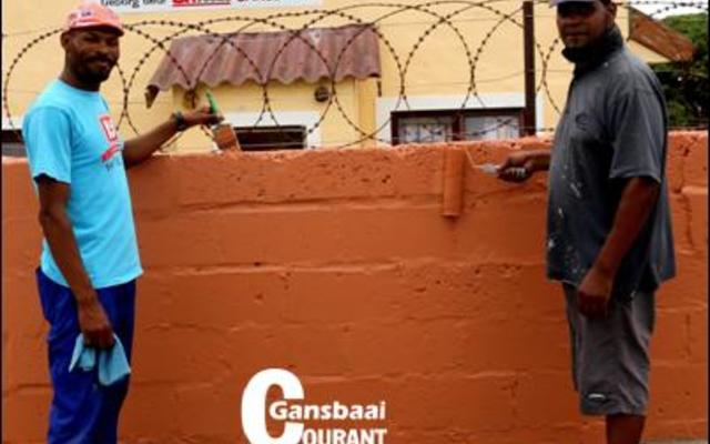 Die goedhartige Ivan Cornelius en Juan Lewis, hard besig om die voorste muur van die skooltjie te verf.