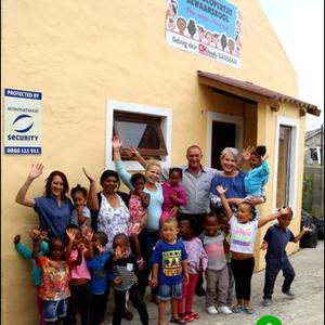 OK Foods Gansbaai het ‘n naambord geborg vir die Strandlopertjie Bewaarskool in Blompark.  ‘n Baie dankbare skoolhoof, Priscilla Cronjé, staan links, met Joleze Sauls (die kok), Jeanie Groenewald (opvoeder) en Chris en Petra van Rensburg, eienaars van OK  Foods Gansbaai saam met die opgewonde kleinspan.