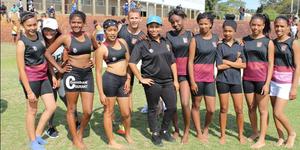 Trotse Sharkies met hul nuwe atletiekdrag. Vlnr Shannon Edson, Michelle Dramat (Opvoeder), Ruwyda Phillips, Lo-Anne Arendorf, Izaan Newman, Jo-Maree Josephes, Zainabo Anzurani, Delizia Johnson, Chrissandra Pietersen, Akisha Johannes en Chandre Barends.