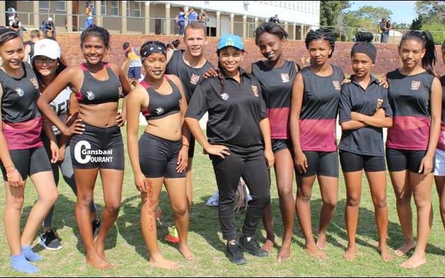 Trotse Sharkies met hul nuwe atletiekdrag. Vlnr Shannon Edson, Michelle Dramat (Opvoeder), Ruwyda Phillips, Lo-Anne Arendorf, Izaan Newman, Jo-Maree Josephes, Zainabo Anzurani, Delizia Johnson, Chrissandra Pietersen, Akisha Johannes en Chandre Barends.
