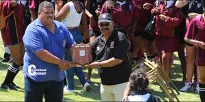 ‘n Trotse mnr Tommy Wilson, skoolhoof van Gansbaai Academia (regs) ontvang die gesogte trofee van Albert Myburgh se skoolhoof. 