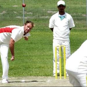 Hennie Schreuder van Gansbaai Krieketklub se uitstekende kolfwerk het Napier  laat bontstaan.