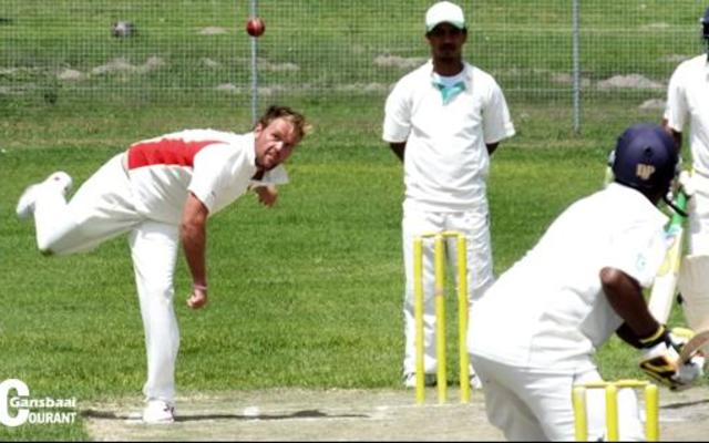 Hennie Schreuder van Gansbaai Krieketklub se uitstekende kolfwerk het Napier  laat bontstaan.