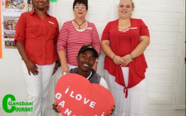 Gansbaai Toerisme kon Valentynsdag nog nooit weerstaan nie. Voor sit Akhona Jordaan en agter vlnr is  Maureen Valentine (op Valentynsdag), Glenda Kitley (Bestuurder) en Doulene Els. 