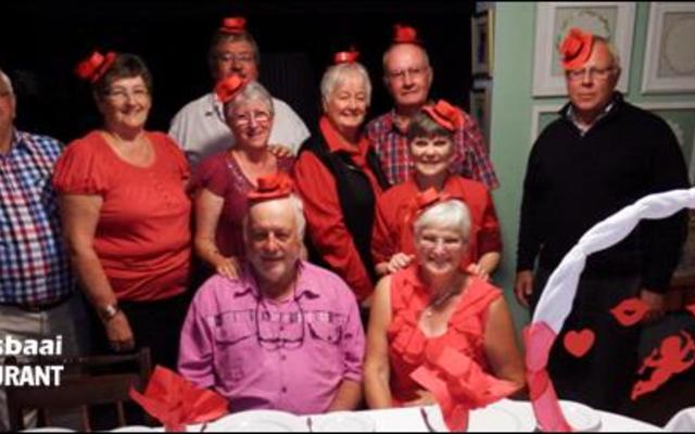 Johan en Elcine Hulme het op ‘n Valentynsete vir vriende besluit. Hulle twee sit voor en agter vlnr is Dawie en Amanda le Roux, John en Marlene van Rooyen (agter mekaar), Seffie en Hettie Esterhuyse, Anita Botha en ds Dirk van Dyk. 