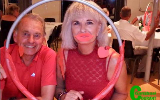 Gerrit Cloete en Stella Swart loer deur ‘n versierde hoepel, met Stella se rooi lippe wat ietwat aan die groot kant lyk!