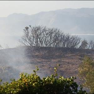 ‘n Veldbrand wat langs die R43 aan Grootbos se kant uitgebreek het, is onverwags deur sterk wind oor die pad in De Kelders se rigting gewaai. Gansbaai Brandweer, ‘n vliegtuig en ‘n helikopter was vinnig op die toneel en kon met uitstekende werk daarin slaag om die brand te blus voordat dit té naby aan De Kelders kon kom. Die vermoede bestaan dat die brand moontlik begin is deur ‘n bakkie wat ‘n wiel verloor het.