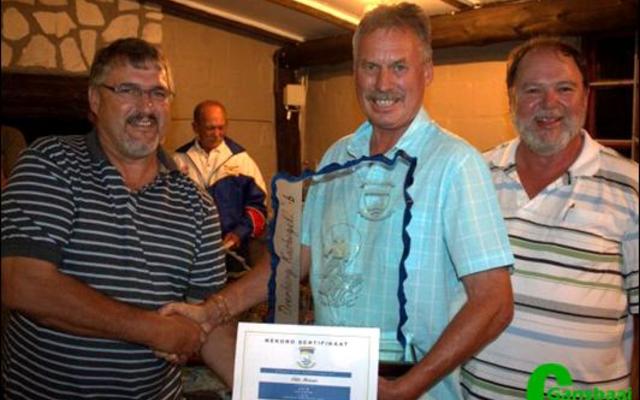 ‘n Tevrede Eldo Marais (middel) ontvang die trofee as 2016 se Kampioen Hengelaar van Riaan Conradie (links), met Frans Claassen wat toekyk.