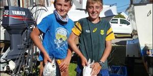 Overberg Boothengelklub se juniors spog elk met ‘n yslike tuna. Divan Burger (links) staan met sy tuna, met Christoff Dahl wat ‘n groter tuna van 14.61kg gevang het.