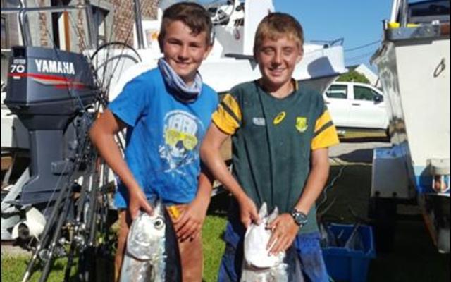 Overberg Boothengelklub se juniors spog elk met ‘n yslike tuna. Divan Burger (links) staan met sy tuna, met Christoff Dahl wat ‘n groter tuna van 14.61kg gevang het.