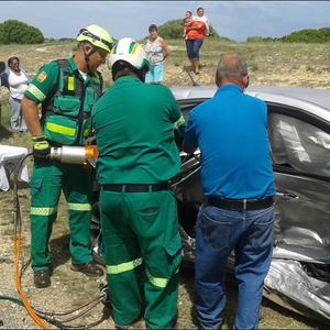 Ambulansmanne staan Saterdagmiddag gereed terwyl nooddiens-werkers mnr Barry Johnson uit die wrak van sy motor bevry. Mnr Johnson, mede-eienaar van Coffee on the Rocks, is later die middag oorlede. Hy het 'n beroerte aanval gehad terwyl hy bestuur het en 'n ongeluk was onvermydelik.