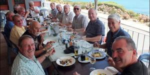 Die bestuur van Porsche Suid-Afrika en enkele motorjoernaliste tydens ‘n besoek aan Coffee on the Rocks in De Kelders. Barry Johnson sit voor links.