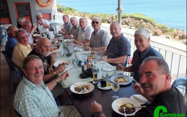 Die bestuur van Porsche Suid-Afrika en enkele motorjoernaliste tydens ‘n besoek aan Coffee on the Rocks in De Kelders. Barry Johnson sit voor links.