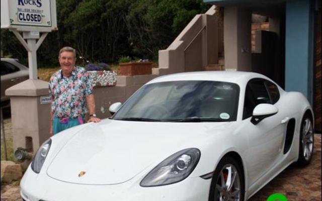 Barry Johnson by ‘n Porsche tydens een van Porsche Suid-Afrika se gereelde besoeke aan Coffee on the Rocks.