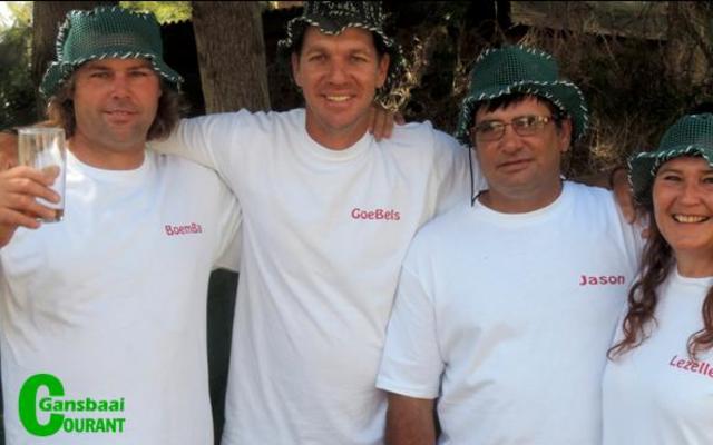 Die Kampioen “Uitspanners” van Owl’s Pup by Uilenkraalsmond, wat eerste in die DSTV-kanaal VIA147 se potjiekoskompetisie, “Laat die potte prut”, geëindig het. Van links: Boemba Fourie, Goebels Geldenhuys, Jason Blunden en Lezelle Jacobs.