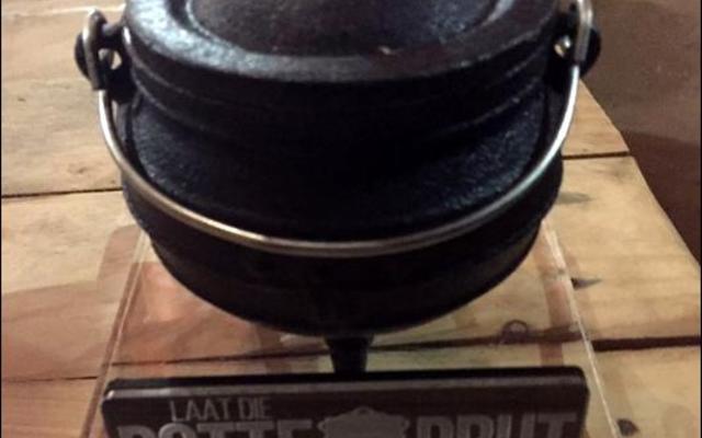 Die spesiale trofee wat die “Uitspanners” ontvang het, is ‘n gemonteerde driepoot-pot met die inskripsie, “Laat die potte prut”, daarop aangebring.  