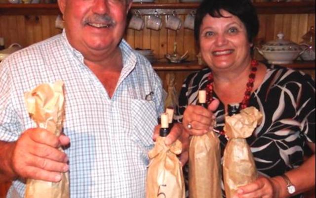 Gansbaai Wynproegilde se Erhardt Roothman het die blinde wynproe, waarmee lede en gaste ietwat verras is, aangebied. Langs hom staan Anne-Marè de Witt, wat die gilde se nuwe admistratiewe beampte is.