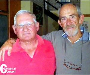 Solly Wessels teken 'n Arend aan