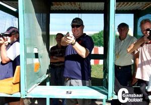 Teiken! Rondtes! Vuur! Pistoolklublede oefen hul vernuf