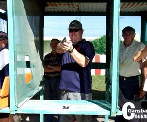 Teiken! Rondtes! Vuur! Pistoolklublede oefen hul vernuf