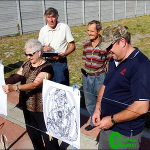 Die teikens word deeglik ondersoek om na die resultate van hierdie groep lede van Gansbaai Pistoolskietklub se skietoefening te kyk. Voor staan ‘n tevrede Magdaleen le Roux. Agter van links: Johan van der Mescht, Andrew Mac Queen, Andy Hammond (veiligheidsoffisier), Alec Kitley (baanbeampte) en Berno Punt.