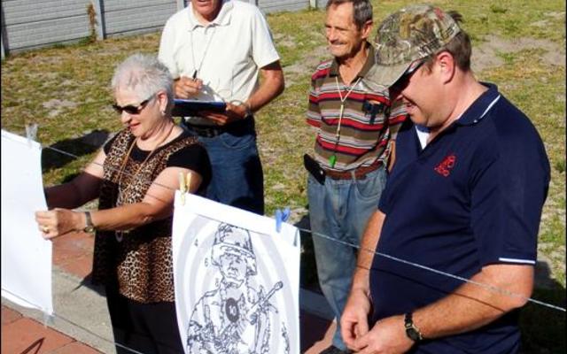 Die teikens word deeglik ondersoek om na die resultate van hierdie groep lede van Gansbaai Pistoolskietklub se skietoefening te kyk. Voor staan ‘n tevrede Magdaleen le Roux. Agter van links: Johan van der Mescht, Andrew Mac Queen, Andy Hammond (veiligheidsoffisier), Alec Kitley (baanbeampte) en Berno Punt.