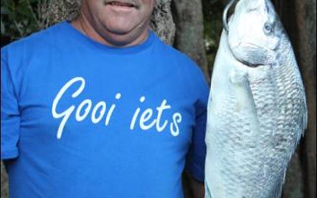 Oubaas Lesch met sy steenbras van 4.60kg waarmee hy die 2de plek ingepalm het.