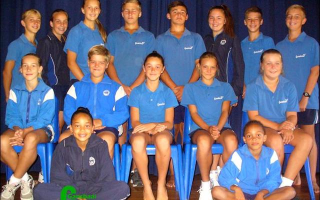 ‘n Groot span atlete van Laerskool Gansbaai het verlede Saterdag aan die Boland Atletiek-byeenkoms deelgeneem en 2 van hulle is in die Bolandspan opgeneem. Voor is Gené Cornelius (links) en Joy Hans. Middel van links Karli-Mari Geldenhuys, Henning Nowers, Megan Kruger, Nel Stieger en Janka du Toit, en agter van links AJ Bosch, Monique Hugo, Anrie van Niekerk, George Groenewald, Veno van Vuuren, Nadine Groenewald, Nieldré Groenewald en Daniel Hanekom.