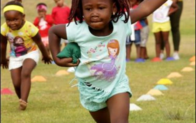 Die deelnemertjie agter, doen die ‘kameelloop’ perfek met ‘n meelsakkie wat sy op haar rug balanseer, maar Khayone Mtokwana het besluit sy knyp sommer die sakkie onder haar arm vas en spaander wenpaal toe.