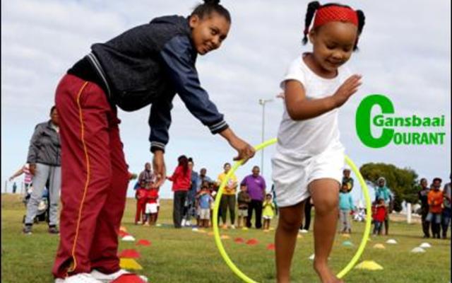 Om te hardloop en deur die veelkleurige hoepels te beweeg, was deel van Strandlopertjie Bewaarskool se prettighede.  Evelynn Damon het dit terdeë geniet.