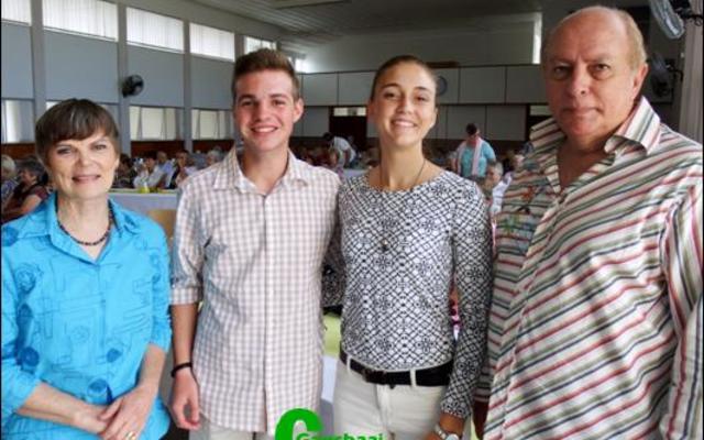 Anita Botha (links) het dankie-sê geskenke aan Tiaan Boshoff en Zulene van Niekerk, oorhandig.  Pieter van der Merwe, hul musiekonderwyser, kyk toe.