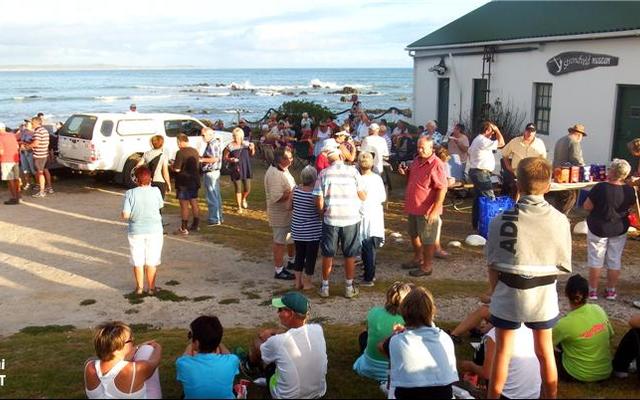 Strandveld museum in Franskraal is die eindpunt van die Skemerstap waar die groot bederf  op die dapper stappers wag en waar daar nog lank na die stapsessie op die grasperk gekuier word.