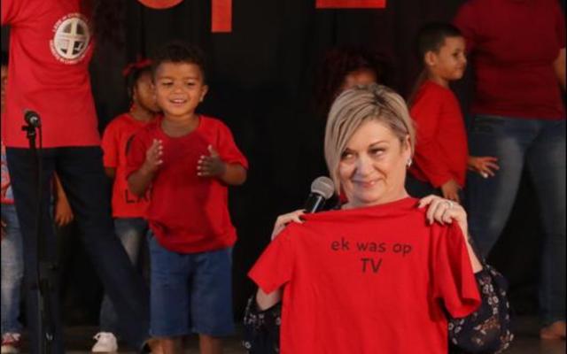 Blake Dickson (links) was die gelukkige wenner van ‘n KleuterZone T-hemp.