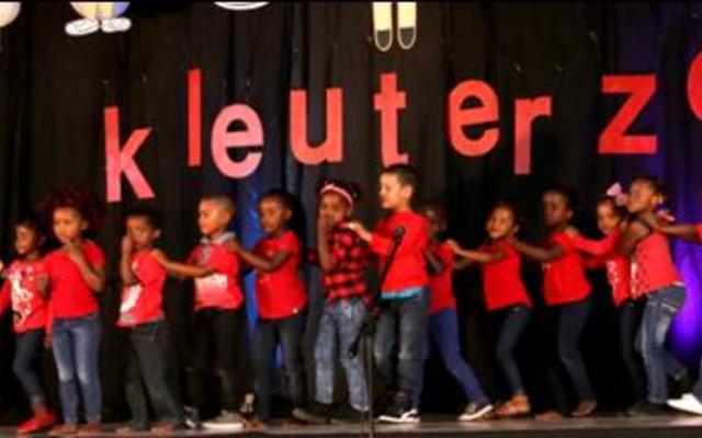 Die skoolhoof, Priscilla Cronjé se senior klassie, die Dolfyne, stap in vir hulle optrede.  Van links:  Blake Dickson, Salma Irakoza, Isivile Lose, Juvandre Dreyer, Romano Dramat, Alicia, Dyushu, Sergio Pretorius, Levanco Jacobs, Gina Zietsman, Salmo Mahamuud, Mekeeshe Grandfield, Simoelene Arendse, Juanné Lewis, Estiaan Jantjies en Erin-Lee Felix.