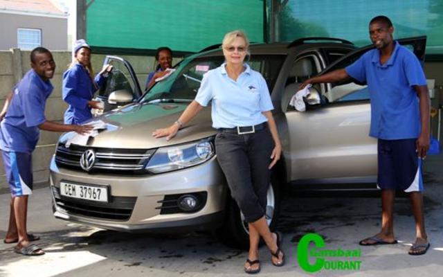 Groot dinge is aan die gebeur by Jane’s Car Spa.  Die eienares, Jane de Villiers (op die foto saam met haar werkspan) het ‘n behoefte in die mark raakgesien en is van voorneme om haar nuwe planne net so presies uit te voer, soos wat sy haar motorwassery tot op hede hanteer het.  ‘n Splinternuwe en baie nodige diens wat aangebied word, is dat motorsitplekoortreksels nou ook by die Spa ingehandig kan word om gewas te word.  Klante kan ook hul los matte daar kom aflaai vir gehalte skoonmaakdiens.  Sitkamerstelle daarenteen sal by die klant se huis gewas word.  Jane is baie opgewonde oor die nuwe ‘valet’ masjien wat sy aangeskaf het om van dié take te verrig.  Die nuwe skoonmaakproses is ‘n baie droër en vinnige proses wat terselfdertyd kiemdodend is, hoewel dit eko-vriendelik is, soos al die ander produkte wat Jane gebruik.  Stoffering en matte word dus nie deurweek nie en is baie gouer droog.  Hierdie uitbreiding by Jane’s Car Spa is beslis ‘n aanwins vir Gansbaai.  Maak seker dat u hierdie nommer byderhand hou vir besprekings   – 076 126 2956 .