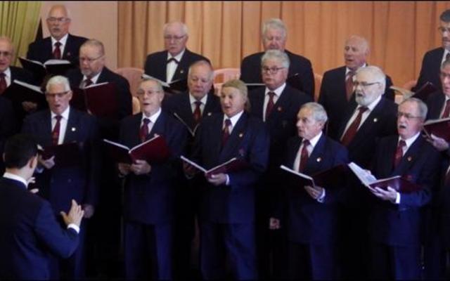 Die Kaapse Walliese Koor in aksie in Gansbaai Family Church waar hulle die gemeentelede en gaste in trane gehad het met hul optrede.