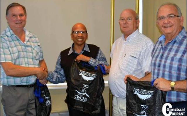 Overstrand’s Manager of Solid Waste, Johan van Taak, was seen recently handing over re-usable bags to Overstrand Mayor Rudolph Smith, Deputy Mayor Dudley Coetzee and Municipal Manager Coenie Groenewald.