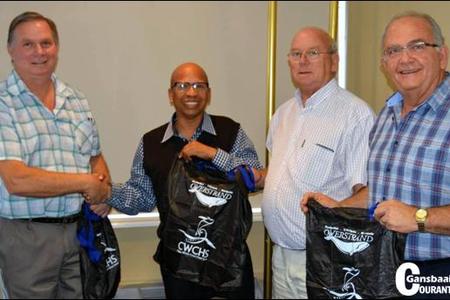 Overstrand’s Manager of Solid Waste, Johan van Taak, was seen recently handing over re-usable bags to Overstrand Mayor Rudolph Smith, Deputy Mayor Dudley Coetzee and Municipal Manager Coenie Groenewald.