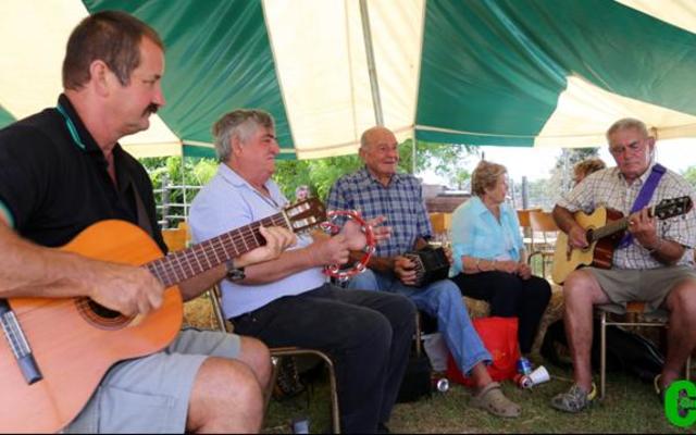 Die Rummycub orkes het gesorg vir ‘n gesellige atmosfeer by ‘n baie bedrywige Baardskeerdersbos NG Kerk basaar.