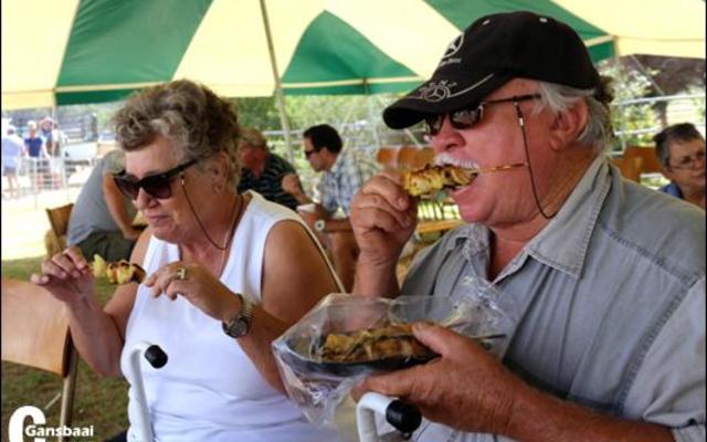Elma en Cobus Saayman van Pearly Beach geniet die heerlike hoendersosaties.
