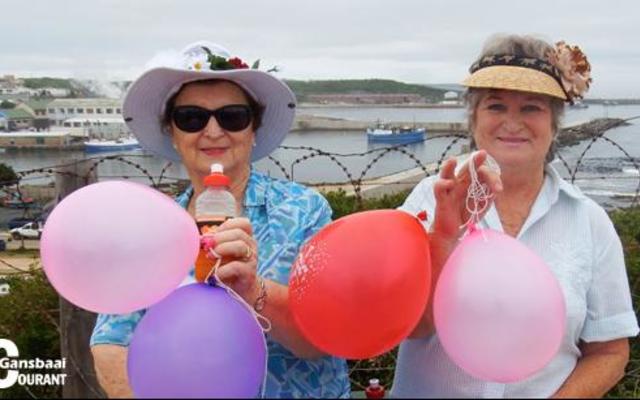 Vrolike stappers van Herberg-aan-See – Frieda Prinsloo en Gina Louw.