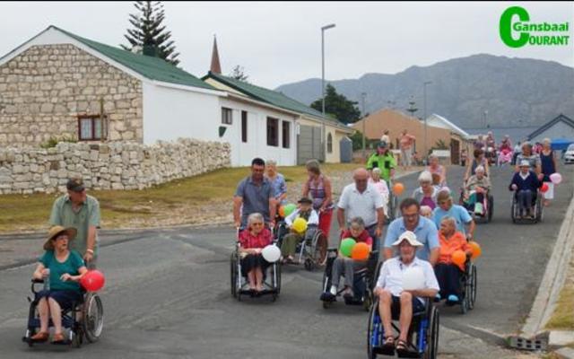 Bult-af oppad terug na hul tuiste waar ‘n fees van bedrywighede en bederf op hulle gewag het.