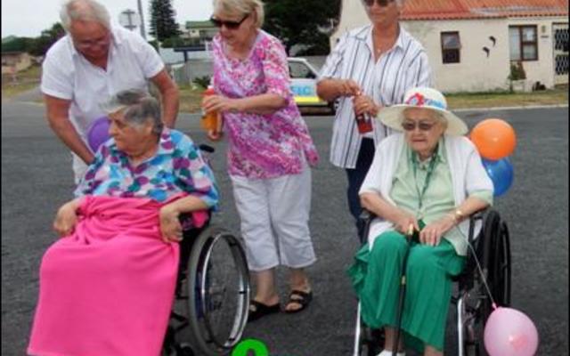 Die uitkykpunt oor die hawe bly maar ‘n besondere prentjie.  Nellie Matthee en Winnie Steenkamp se Goue Hande hulpspan sorg dat hulle die geleentheid ten volle kan benut.