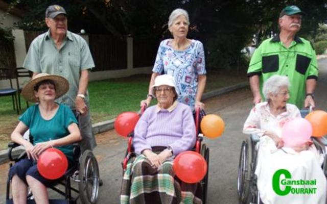 Die voorreg van oudword is dat jy kan terugsit en geniet wat aangebied word.  Linda Malan, Corrie Wessels en Marie Steyn het deel uitgemaak van Herberg-aan-See se  rolstoelbrigade.