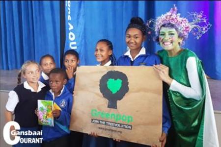 Gansbaai Primary School grades 1 & 2 and 3& 4 received a very special visit last week from MAfrika.  MAfrika is an engaging theatre piece for kids by the performer Nicola Jackman.  The kids all loved her!  Her visit to the Gansbaai Primary was funded by the Two Oceans Aquarium.  Both the Two Oceans Aquarium and Nikki Jackman were brought together to the Gansbaai area for the Reforest Fest arranged annually by Greenpop in the Platbos Forest Reserve.  MAfrika,  Two  Oceans Aquarium and Greenpop have come together to plant 8000 trees and educate people from across the Overberg area and Cape Town about the environment while having fun.