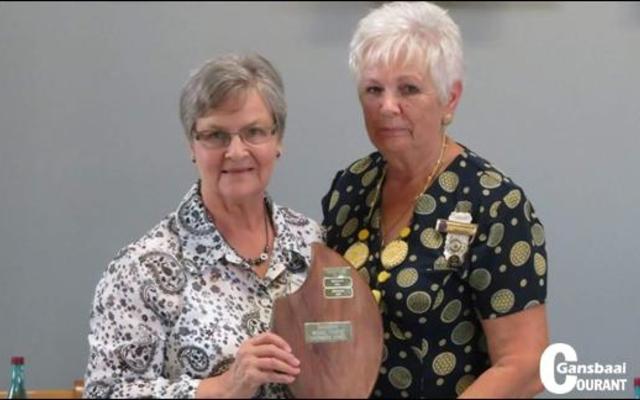Charlene le Roux (links) van Gansbaai het die 3de meeste punte vir die Gansbaai Trofee tydens die VLV Konferensie in Bredasdorp behaal. Langs haar is Sunette de Villiers, President, Worcestersirkel.