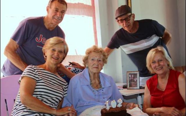 Haar raad aan jongmense: "loop op die regte spoor."  Ouma Mick Viviers het vandeesweek haar 102de verjaardag gevier.  Haar dogter, Anita Louw (links) en haar man André, haar seun Jannie Viviers (regs agter) en sy vrou Lulu, het hierdie besondere verjaardagviering bygewoon.  Jannie het Maandag, 13 Maart, sy 73ste verjaardag gevier.